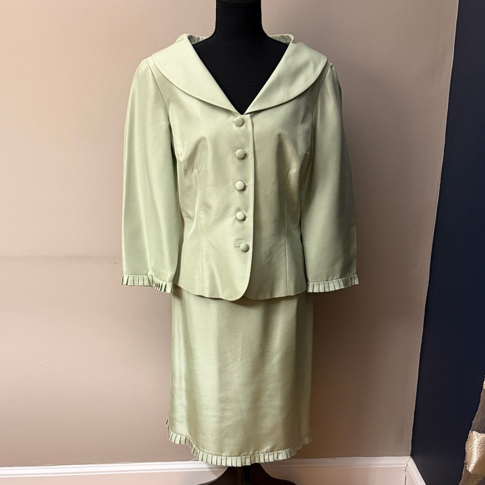 Maggy London 100% Silk Suit Size 14 Sage Green 2 Piece Set Perfect Condition